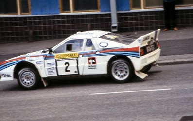 Markku Alén - Ilkka Kivimäki
32º Rally of the 1000 Lakes 1982. Lancia Rally 037 (TO-Y09059). Abandonó por motor en SS5 Ouninpohja 1 de 24,70 Km.

Del 27 al 29 de Agosto, Jyväskylä, Finlandia.
Superficie: tierra.

El Rally tenia un total de 1432.00 km de los que 479.82 km divididos en 47 tramos eran especiales, (una de ellas fue cancelada SS39 Kalasaari de8.85 km).

Tomaron la salida 154 equipos, finalizaron 68.@
Palabras clave: Markku_Alen;Lancia;Rally;Grupo_B;Finlandia;1982