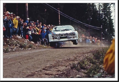 Markku Alén - Ilkka Kivimäki
32º Rally of the 1000 Lakes 1982. Lancia Rally 037 (TO-Y09059). Abandonó por motor en SS5 Ouninpohja 1 de 24,70 Km.

Del 27 al 29 de Agosto, Jyväskylä, Finlandia.
Superficie: tierra.

El Rally tenia un total de 1432.00 km de los que 479.82 km divididos en 47 tramos eran especiales, (una de ellas fue cancelada SS39 Kalasaari de8.85 km).

Tomaron la salida 154 equipos, finalizaron 68.

© Istvan Keller
@@
Palabras clave: Markku_Alen;Lancia;Rally;Grupo_B;Finlandia;1982;