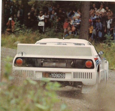 Markku Alén - Ilkka Kivimäki
32º Rally of the 1000 Lakes 1982. Lancia Rally 037 (TO-Y09059). Abandonó por motor en SS5 Ouninpohja 1 de 24,70 Km.

Del 27 al 29 de Agosto, Jyväskylä, Finlandia.
Superficie: tierra.

El Rally tenia un total de 1432.00 km de los que 479.82 km divididos en 47 tramos eran especiales, (una de ellas fue cancelada SS39 Kalasaari de8.85 km).

Tomaron la salida 154 equipos, finalizaron 68.@
Palabras clave: Markku_Alen;Lancia;Finlandia;1982;Grupo_B