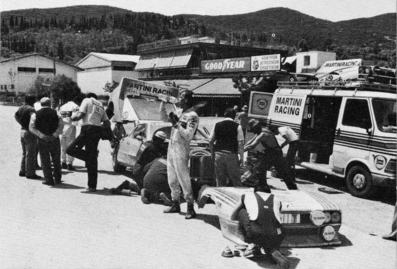 Asistencia del Equipo Martini Racing en el 29º Acropolis Rally 1982
En el Lancia Rally 037 (A6 33088) de Markku Alén - Ilkka Kivimaki, abandonó por el chasis roto en SS34 Platanaki de 22.75 Km

Del 31 de Mayo al 3 de Junio, Atenas, Grecia.
Superficie: tierra.

El Rally tení­a un total de 2603.00 km de los que 1004.58 km divididos en 57 tramos eran especiales (dos de ellos fueron cancelados SS10 Moschokaria 1 de 10.00 km y SS38 Killini de 27 Km).

Tomaron la salida 136 equipos, finalizaron 32.@
Palabras clave: Markku_Alen;Lancia;Rally;Grupo_B;Grecia;1982;Acropolis;Personajes;Asistencias