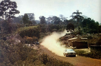 Michèle Mouton - Fabrizia Pons
14º Marlboro Rallye Côte d'Ivoire 1982. Audi Quattro (IN-NU 40). Abandonó por accidente antes de llegar al CH46.

Era la penúltima prueba del Campeonato y Michèle Mouton estaba en plena lucha con Walter Röhrl (Opel Ascona 400) para coronarse Campeona del Mundo de Rallyes... pero no pudo ser... no pudo ser...

Michele poco antes de empezar la prueba tuvo una triste noticia a través de una llamada de su madre informandole que su padre había fallecido.

Michele en primer momento no quiso ni tomar la salida de la prueba y volar inmediatamente para estar junto a su madre, pero su madre le dijo que no lo hiciera, que su padre hubiera querido que tomara la salida y compitiera.

Michele le hizo caso a su madre... pero... ni su cabeza ni su ánimo eran los mas adecuados para estar centrada al 100% en la carrera.

Del 27 de Octubre al 1 de Noviembre, Abidjan, Costa d'Ivori, África.
Superficie: tierra.

El Rally tenia un total de 4.995 con 54 controles horarios.

Tomaron la salida 56 equipos, finalizaron 6.
@
Palabras clave: Michele_Mouton;Audi;Quattro;Cote_Ivory;Costa_Marfil;Africa;1982;Womens;Mujeres;Grupo_B