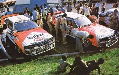 14º Rallye Côte d'Ivoire 1982
2# Audi Quattro (IN-NU 40) de Michèle Mouton - Fabrizia Pons, abandonó por accidente antes de llegar al CH46.

5# Audi Quattro (IN-NU 38) de Hannu Mikkola - Roland Gumpert.
Llegaron fuera de tiempo en una etapa conscientes de lo que hací­an.
La idea era que Roland Gumpert, (ingeniero y director deportivo de Audi Sport en aquellos años), como copiloto, hacer de asistencia rápida a Michèle Mouton, que estaba en plena lucha con Walter Röhrl para el Campeonato del Mundo.

Era la penúltima prueba del Campeonato y Michèle Mouton estaba en plena lucha con Walter Röhrl (Opel Ascona 400) para coronarse Campeona del Mundo de Rallyes... pero no pudo ser... no pudo ser...

Michele poco antes de empezar la prueba tuvo una triste noticia a través de una llamada de su madre informandole que su padre había fallecido.

Michele en primer momento no quiso ni tomar la salida de la prueba y volar inmediatamente para estar junto a su madre, pero su madre le dijo que no lo hiciera, que su padre hubiera querido que tomara la salida y compitiera.

Michele le hizo caso a su madre... pero... ni su cabeza ni su ánimo eran los mas adecuados para estar centrada al 100% en la carrera.

Del 27 de Octubre al 1 de Noviembre, Abidjan, Costa d'Ivori, África.
Superficie: tierra.

El Rally tenia un total de 4.995 con 54 controles horarios.

Tomaron la salida 56 equipos, finalizaron 6.
@
Palabras clave: Audi;Quattro;Cote_Ivory;Costa_Marfil;Africa;1982;Womens;Mujeres;Grupo_B;Hannu_Mikkola;Parque_Cerrado