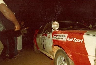 Michèle Mouton - Fabrizia Pons
14º Marlboro Rallye Côte d'Ivoire 1982. Audi Quattro (IN-NU 40). Abandonó por accidente antes de llegar al CH46.

Era la penúltima prueba del Campeonato y Michèle Mouton estaba en plena lucha con Walter Röhrl (Opel Ascona 400) para coronarse Campeona del Mundo de Rallyes... pero no pudo ser... no pudo ser...

Michele poco antes de empezar la prueba tuvo una triste noticia a través de una llamada de su madre informandole que su padre había fallecido.

Michele en primer momento no quiso ni tomar la salida de la prueba y volar inmediatamente para estar junto a su madre, pero su madre le dijo que no lo hiciera, que su padre hubiera querido que tomara la salida y compitiera.

Michele le hizo caso a su madre... pero... ni su cabeza ni su ánimo eran los mas adecuados para estar centrada al 100% en la carrera.

Del 27 de Octubre al 1 de Noviembre, Abidjan, Costa d'Ivori, África.
Superficie: tierra.

El Rally tenia un total de 4.995 con 54 controles horarios.

Tomaron la salida 56 equipos, finalizaron 6.
@
Palabras clave: Michele_Mouton;Audi;Quattro;Cote_Ivory;Costa_Marfil;Africa;1982;Womens;Mujeres;Grupo_B