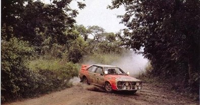 Michèle Mouton - Fabrizia Pons
14º Marlboro Rallye Côte d'Ivoire 1982. Audi Quattro (IN-NU 40). Abandonó por accidente antes de llegar al CH46.

Era la penúltima prueba del Campeonato y Michèle Mouton estaba en plena lucha con Walter Röhrl (Opel Ascona 400) para coronarse Campeona del Mundo de Rallyes... pero no pudo ser... no pudo ser...

Michele poco antes de empezar la prueba tuvo una triste noticia a través de una llamada de su madre informandole que su padre había fallecido.

Michele en primer momento no quiso ni tomar la salida de la prueba y volar inmediatamente para estar junto a su madre, pero su madre le dijo que no lo hiciera, que su padre hubiera querido que tomara la salida y compitiera.

Michele le hizo caso a su madre... pero... ni su cabeza ni su ánimo eran los mas adecuados para estar centrada al 100% en la carrera.

Del 27 de Octubre al 1 de Noviembre, Abidjan, Costa d'Ivori, África.
Superficie: tierra.

El Rally tenia un total de 4.995 con 54 controles horarios.

Tomaron la salida 56 equipos, finalizaron 6.
@
Palabras clave: Michele_Mouton;Audi;Quattro;Cote_Ivory;Costa_Marfil;Africa;1982;Womens;Mujeres;Grupo_B