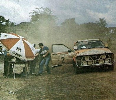 Michèle Mouton - Fabrizia Pons
14º Marlboro Rallye Côte d'Ivoire 1982. Audi Quattro (IN-NU 40). Abandonó por accidente antes de llegar al CH46.

Era la penúltima prueba del Campeonato y Michèle Mouton estaba en plena lucha con Walter Röhrl (Opel Ascona 400) para coronarse Campeona del Mundo de Rallyes... pero no pudo ser... no pudo ser...

Michele poco antes de empezar la prueba tuvo una triste noticia a través de una llamada de su madre informandole que su padre había fallecido.

Michele en primer momento no quiso ni tomar la salida de la prueba y volar inmediatamente para estar junto a su madre, pero su madre le dijo que no lo hiciera, que su padre hubiera querido que tomara la salida y compitiera.

Michele le hizo caso a su madre... pero... ni su cabeza ni su ánimo eran los mas adecuados para estar centrada al 100% en la carrera.

Del 27 de Octubre al 1 de Noviembre, Abidjan, Costa d'Ivori, África.
Superficie: tierra.

El Rally tenia un total de 4.995 con 54 controles horarios.

Tomaron la salida 56 equipos, finalizaron 6.
@
Palabras clave: Michele_Mouton;Audi;Quattro;Cote_Ivory;Costa_Marfil;Africa;1982;Womens;Mujeres;Grupo_B