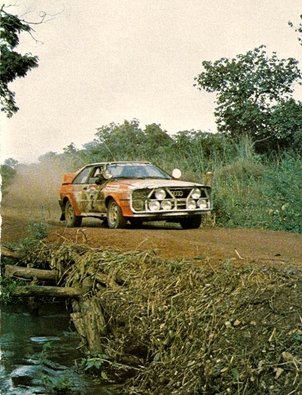 Michèle Mouton - Fabrizia Pons
14º Marlboro Rallye Côte d'Ivoire 1982. Audi Quattro (IN-NU 40). Abandonó por accidente antes de llegar al CH46.

Era la penúltima prueba del Campeonato y Michèle Mouton estaba en plena lucha con Walter Röhrl (Opel Ascona 400) para coronarse Campeona del Mundo de Rallyes... pero no pudo ser... no pudo ser...

Michele poco antes de empezar la prueba tuvo una triste noticia a través de una llamada de su madre informandole que su padre había fallecido.

Michele en primer momento no quiso ni tomar la salida de la prueba y volar inmediatamente para estar junto a su madre, pero su madre le dijo que no lo hiciera, que su padre hubiera querido que tomara la salida y compitiera.

Michele le hizo caso a su madre... pero... ni su cabeza ni su ánimo eran los mas adecuados para estar centrada al 100% en la carrera.

Del 27 de Octubre al 1 de Noviembre, Abidjan, Costa d'Ivori, África.
Superficie: tierra.

El Rally tenia un total de 4.995 con 54 controles horarios.

Tomaron la salida 56 equipos, finalizaron 6.
@
Palabras clave: Michele_Mouton;Audi;Quattro;Cote_Ivory;Costa_Marfil;Africa;1982;Womens;Mujeres;Grupo_B