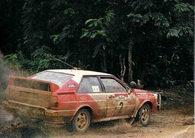 Michèle Mouton - Fabrizia Pons
14º Marlboro Rallye Côte d'Ivoire 1982. Audi Quattro (IN-NU 40). Abandonó por accidente antes de llegar al CH46.

Era la penúltima prueba del Campeonato y Michèle Mouton estaba en plena lucha con Walter Röhrl (Opel Ascona 400) para coronarse Campeona del Mundo de Rallyes... pero no pudo ser... no pudo ser...

Michele poco antes de empezar la prueba tuvo una triste noticia a través de una llamada de su madre informandole que su padre había fallecido.

Michele en primer momento no quiso ni tomar la salida de la prueba y volar inmediatamente para estar junto a su madre, pero su madre le dijo que no lo hiciera, que su padre hubiera querido que tomara la salida y compitiera.

Michele le hizo caso a su madre... pero... ni su cabeza ni su ánimo eran los mas adecuados para estar centrada al 100% en la carrera.

Del 27 de Octubre al 1 de Noviembre, Abidjan, Costa d'Ivori, África.
Superficie: tierra.

El Rally tenia un total de 4.995 con 54 controles horarios.

Tomaron la salida 56 equipos, finalizaron 6.
@
Palabras clave: Michele_Mouton;Audi;Quattro;Cote_Ivory;Costa_Marfil;Africa;1982;Womens;Mujeres;Grupo_B