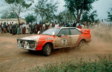 Michèle Mouton - Fabrizia Pons
14º Marlboro Rallye Côte d'Ivoire 1982. Audi Quattro (IN-NU 40). Abandonó por accidente antes de llegar al CH46.

Era la penúltima prueba del Campeonato y Michèle Mouton estaba en plena lucha con Walter Röhrl (Opel Ascona 400) para coronarse Campeona del Mundo de Rallyes... pero no pudo ser... no pudo ser...

Michele poco antes de empezar la prueba tuvo una triste noticia a través de una llamada de su madre informandole que su padre había fallecido.

Michele en primer momento no quiso ni tomar la salida de la prueba y volar inmediatamente para estar junto a su madre, pero su madre le dijo que no lo hiciera, que su padre hubiera querido que tomara la salida y compitiera.

Michele le hizo caso a su madre... pero... ni su cabeza ni su ánimo eran los mas adecuados para estar centrada al 100% en la carrera.

Del 27 de Octubre al 1 de Noviembre, Abidjan, Costa d'Ivori, África.
Superficie: tierra.

El Rally tenia un total de 4.995 con 54 controles horarios.

Tomaron la salida 56 equipos, finalizaron 6.
@
Palabras clave: Michele_Mouton;Audi;Quattro;Cote_Ivory;Costa_Marfil;Africa;1982;Womens;Mujeres;Grupo_B