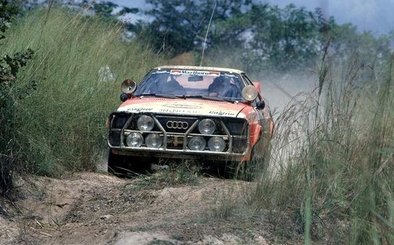 Michèle Mouton - Fabrizia Pons
14º Marlboro Rallye Côte d'Ivoire 1982. Audi Quattro (IN-NU 40). Abandonó por accidente antes de llegar al CH46.

Era la penúltima prueba del Campeonato y Michèle Mouton estaba en plena lucha con Walter Röhrl (Opel Ascona 400) para coronarse Campeona del Mundo de Rallyes... pero no pudo ser... no pudo ser...

Michele poco antes de empezar la prueba tuvo una triste noticia a través de una llamada de su madre informandole que su padre había fallecido.

Michele en primer momento no quiso ni tomar la salida de la prueba y volar inmediatamente para estar junto a su madre, pero su madre le dijo que no lo hiciera, que su padre hubiera querido que tomara la salida y compitiera.

Michele le hizo caso a su madre... pero... ni su cabeza ni su ánimo eran los mas adecuados para estar centrada al 100% en la carrera.

Del 27 de Octubre al 1 de Noviembre, Abidjan, Costa d'Ivori, África.
Superficie: tierra.

El Rally tenia un total de 4.995 con 54 controles horarios.

Tomaron la salida 56 equipos, finalizaron 6.
@
Palabras clave: Michele_Mouton;Audi;Quattro;Cote_Ivory;Costa_Marfil;Africa;1982;Womens;Mujeres;Grupo_B