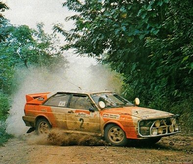 Michèle Mouton - Fabrizia Pons
14º Marlboro Rallye Côte d'Ivoire 1982. Audi Quattro (IN-NU 40). Abandonó por accidente antes de llegar al CH46.

Era la penúltima prueba del Campeonato y Michèle Mouton estaba en plena lucha con Walter Röhrl (Opel Ascona 400) para coronarse Campeona del Mundo de Rallyes... pero no pudo ser... no pudo ser...

Michele poco antes de empezar la prueba tuvo una triste noticia a través de una llamada de su madre informandole que su padre había fallecido.

Michele en primer momento no quiso ni tomar la salida de la prueba y volar inmediatamente para estar junto a su madre, pero su madre le dijo que no lo hiciera, que su padre hubiera querido que tomara la salida y compitiera.

Michele le hizo caso a su madre... pero... ni su cabeza ni su ánimo eran los mas adecuados para estar centrada al 100% en la carrera.

Del 27 de Octubre al 1 de Noviembre, Abidjan, Costa d'Ivori, África.
Superficie: tierra.

El Rally tenia un total de 4.995 con 54 controles horarios.

Tomaron la salida 56 equipos, finalizaron 6.
@
Palabras clave: Michele_Mouton;Audi;Quattro;Cote_Ivory;Costa_Marfil;Africa;1982;Womens;Mujeres;Grupo_B