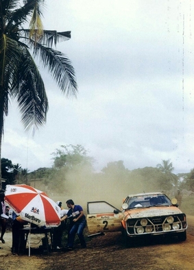 Michèle Mouton - Fabrizia Pons
14º Marlboro Rallye Côte d'Ivoire 1982. Audi Quattro (IN-NU 40). Abandonó por accidente antes de llegar al CH46.
Audi Sport

Era la penúltima prueba del Campeonato y Michèle Mouton estaba en plena lucha con Walter Röhrl (Opel Ascona 400) para coronarse Campeona del Mundo de Rallyes, pero no pudo ser, no pudo ser...

Michele poco antes de empezar la prueba tuvo una triste noticia a través de una llamada de su madre informandole que su padre había fallecido.

Michele en primer momento no quiso ni tomar la salida de la prueba y volar inmediatamente para estar junto a su madre, pero su madre le dijo que no lo hiciera, que su padre hubiera querido que tomara la salida y compitiera.

Michele le hizo caso a su madre... pero... ni su cabeza ni su ánimo eran los mas adecuados para estar centrada al 100% en la carrera.

Del 27 de Octubre al 1 de Noviembre, Abidjan, Costa d'Ivori, África.
Superficie: tierra.

El Rally tenia un total de 4.995 con 54 controles horarios.

Tomaron la salida 56 equipos, finalizaron 6.
@
Palabras clave: Michele_Mouton;Audi;Quattro;Cote_Ivory;Costa_Marfil;Africa;1982;Womens;Mujeres;Grupo_B