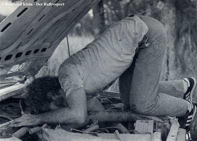 14º Rallye Côte d'Ivoire 1982
Este caballero es Roland Gumpert, trabajando en el Audi Quattro de Michèle Mouton - Fabrizia Pons, abandonaron por accidente antes de llegar al CH46.

Roland era el ingeniero y director deportivo de Audi Sport en aquellos años.
Salió al rally como copiloto de Hannu Mikkola con la única inteción de realizar la asistencia rápida de Michèle Mouton que se jugaba el Mundial con Walter Rohrl.

Era la penúltima prueba del Campeonato y Michèle Mouton estaba en plena lucha con Walter Röhrl (Opel Ascona 400) para coronarse Campeona del Mundo de Rallyes... pero no pudo ser... no pudo ser...

Del 27 de Octubre al 1 de Noviembre, Abidjan, Costa d'Ivori, África.
Superficie: tierra.

El Rally tenia un total de 4.995 con 54 controles horarios.

Tomaron la salida 56 equipos, finalizaron 6. 
@
Palabras clave: Michele_Mouton;Audi;Quattro;Cote_Ivory;Costa_Marfil;Africa;1982;Womens;Mujeres;Grupo_B