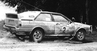 Michèle Mouton - Fabrizia Pons
14º Marlboro Rallye Côte d'Ivoire 1982. Audi Quattro (IN-NU 40). Abandonó por accidente antes de llegar al CH46.

Era la penúltima prueba del Campeonato y Michèle Mouton estaba en plena lucha con Walter Röhrl (Opel Ascona 400) para coronarse Campeona del Mundo de Rallyes... pero no pudo ser... no pudo ser...

Michele poco antes de empezar la prueba tuvo una triste noticia a través de una llamada de su madre informandole que su padre había fallecido.

Michele en primer momento no quiso ni tomar la salida de la prueba y volar inmediatamente para estar junto a su madre, pero su madre le dijo que no lo hiciera, que su padre hubiera querido que tomara la salida y compitiera.

Michele le hizo caso a su madre... pero... ni su cabeza ni su ánimo eran los mas adecuados para estar centrada al 100% en la carrera.

Del 27 de Octubre al 1 de Noviembre, Abidjan, Costa d'Ivori, África.
Superficie: tierra.

El Rally tenia un total de 4.995 con 54 controles horarios.

Tomaron la salida 56 equipos, finalizaron 6.
@
Palabras clave: Michele_Mouton;Audi;Quattro;Cote_Ivory;Costa_Marfil;Africa;1982;Womens;Mujeres;Grupo_B