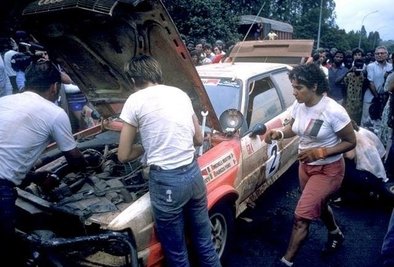 Michèle Mouton - Fabrizia Pons
14º Marlboro Rallye Côte d'Ivoire 1982. Audi Quattro (IN-NU 40). Abandonó por accidente antes de llegar al CH46.

Era la penúltima prueba del Campeonato y Michèle Mouton estaba en plena lucha con Walter Röhrl (Opel Ascona 400) para coronarse Campeona del Mundo de Rallyes... pero no pudo ser... no pudo ser...

Michele poco antes de empezar la prueba tuvo una triste noticia a través de una llamada de su madre informandole que su padre había fallecido.

Michele en primer momento no quiso ni tomar la salida de la prueba y volar inmediatamente para estar junto a su madre, pero su madre le dijo que no lo hiciera, que su padre hubiera querido que tomara la salida y compitiera.

Michele le hizo caso a su madre... pero... ni su cabeza ni su ánimo eran los mas adecuados para estar centrada al 100% en la carrera.

Del 27 de Octubre al 1 de Noviembre, Abidjan, Costa d'Ivori, África.
Superficie: tierra.

El Rally tenia un total de 4.995 con 54 controles horarios.

Tomaron la salida 56 equipos, finalizaron 6.
@
Palabras clave: Michele_Mouton;Audi;Quattro;Cote_Ivory;Costa_Marfil;Africa;1982;Womens;Mujeres;Grupo_B