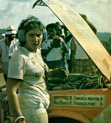 Michèle Mouton - Fabrizia Pons
14º Marlboro Rallye Côte d'Ivoire 1982. Audi Quattro (IN-NU 40). Abandonó por accidente antes de llegar al CH46.

Era la penúltima prueba del Campeonato y Michèle Mouton estaba en plena lucha con Walter Röhrl (Opel Ascona 400) para coronarse Campeona del Mundo de Rallyes... pero no pudo ser... no pudo ser...

Michele poco antes de empezar la prueba tuvo una triste noticia a través de una llamada de su madre informandole que su padre había fallecido.

Michele en primer momento no quiso ni tomar la salida de la prueba y volar inmediatamente para estar junto a su madre, pero su madre le dijo que no lo hiciera, que su padre hubiera querido que tomara la salida y compitiera.

Michele le hizo caso a su madre... pero... ni su cabeza ni su ánimo eran los mas adecuados para estar centrada al 100% en la carrera.

Del 27 de Octubre al 1 de Noviembre, Abidjan, Costa d'Ivori, África.
Superficie: tierra.

El Rally tenia un total de 4.995 con 54 controles horarios.

Tomaron la salida 56 equipos, finalizaron 6.
@

Palabras clave: Michele_Mouton;Audi;Quattro;Cote_Ivory;Costa_Marfil;Africa;1982;Womens;Mujeres;Personajes