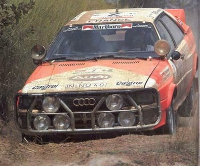 Michèle Mouton - Fabrizia Pons
14º Marlboro Rallye Côte d'Ivoire 1982. Audi Quattro (IN-NU 40). Abandonó por accidente antes de llegar al CH46.

Era la penúltima prueba del Campeonato y Michèle Mouton estaba en plena lucha con Walter Röhrl (Opel Ascona 400) para coronarse Campeona del Mundo de Rallyes... pero no pudo ser... no pudo ser...

Michele poco antes de empezar la prueba tuvo una triste noticia a través de una llamada de su madre informandole que su padre había fallecido.

Michele en primer momento no quiso ni tomar la salida de la prueba y volar inmediatamente para estar junto a su madre, pero su madre le dijo que no lo hiciera, que su padre hubiera querido que tomara la salida y compitiera.

Michele le hizo caso a su madre... pero... ni su cabeza ni su ánimo eran los mas adecuados para estar centrada al 100% en la carrera.

Del 27 de Octubre al 1 de Noviembre, Abidjan, Costa d'Ivori, África.
Superficie: tierra.

El Rally tenia un total de 4.995 con 54 controles horarios.

Tomaron la salida 56 equipos, finalizaron 6.
@
Palabras clave: Michele_Mouton;Audi;Quattro;Cote_Ivory;Costa_Marfil;Africa;1982;Womens;Mujeres;Personajes