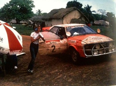 Michèle Mouton - Fabrizia Pons
14º Marlboro Rallye Côte d'Ivoire 1982. Audi Quattro (IN-NU 40). Abandonó por accidente antes de llegar al CH46.

Era la penúltima prueba del Campeonato y Michèle Mouton estaba en plena lucha con Walter Röhrl (Opel Ascona 400) para coronarse Campeona del Mundo de Rallyes... pero no pudo ser... no pudo ser...

Michele poco antes de empezar la prueba tuvo una triste noticia a través de una llamada de su madre informandole que su padre había fallecido.

Michele en primer momento no quiso ni tomar la salida de la prueba y volar inmediatamente para estar junto a su madre, pero su madre le dijo que no lo hiciera, que su padre hubiera querido que tomara la salida y compitiera.

Michele le hizo caso a su madre... pero... ni su cabeza ni su ánimo eran los mas adecuados para estar centrada al 100% en la carrera.

Del 27 de Octubre al 1 de Noviembre, Abidjan, Costa d'Ivori, África.
Superficie: tierra.

El Rally tenia un total de 4.995 con 54 controles horarios.

Tomaron la salida 56 equipos, finalizaron 6.
@
Palabras clave: Michele_Mouton;Audi;Quattro;Cote_Ivory;Costa_Marfil;Africa;1982;Womens;Mujeres;Personajes