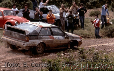 Hannu Mikkola - Arne Hertz
29º Acrópolis Rally 1982. Audi Quattro (IN-NK 54). Abandonó por la suspensión y pérdida de rueda en SS2 Loukissia de 22.54 Km.

Del 31 de Mayo al 3 de Junio, Atenas, Grecia.
Superficie: tierra.

El Rally tení­a un total de 2603.00 km de los que 1004.58 km divididos en 57 tramos eran especiales (dos de ellos fueron cancelados SS10 Moschokaria 1 de 10.00 km y SS38 Killini de 27 Km).

Tomaron la salida 136 equipos, finalizaron 32.

(Foto de 3 de 3)
© Cortesi
@
Palabras clave: ;Audi;Quattro;Grecia;Acropolis;1982;crash