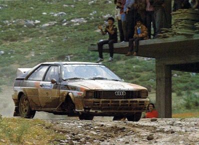 Hannu Mikkola - Arne Hertz
29º Acròpolis Rally 1982. Audi Quattro (Gr.4). Abandonò por la suspensiòn y pérdida de rueda en SS2 Loukissia de 22.54 Km.
Fà­jense en la situaciòn de Arne Hertz dentro del Audi. Esta en la parte trasera del coche, intentando hacer algo de contrapeso.
El Rally tenà­a un total de 2603 km, de los que 967 km divididos en 57 tramos, eran especiales,(una de ellas fue cancelada SS38 Killini de 27 Km).
Tomaron la salida 136 equipos, finalizaron 32.@
Palabras clave: ;Audi;Quattro;Grecia;Acropolis;1982