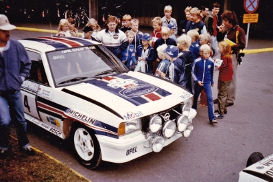 Henri Toivonen - Fred Gallagher
32º Rally de los 1000 Lagos 1982. Opel Ascona 400 (GG-CK 217).
En el primer tramo de la tercera etapa, (SS20 Harju de 2.00 km), sufrio una salida de pista en la que dañó tanto el coche como el motor y acabó abandonando por junta de culata quemada.

Del 27 al 29 de Agosto, Jyväskylä, (Jyväskylän Suurajot), Finlandia.
Superficie: asfalto.

El Rally tenia un total de 1432.00 km de los que 479.82 km divididos en 47 tramos eran especiales, (una de ellas fue cancelada SS39).

Tomaron la salida 154 equipos, finalizaron 68.@
Palabras clave: Henri_Toivonen;opel;Ascona;Finlandia;1982