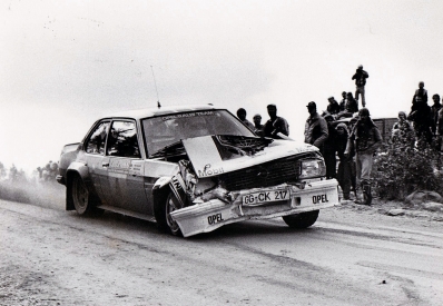 Henri Toivonen - Fred Gallagher
32º Rally de los 1000 Lagos 1982. Opel Ascona 400 (GG-CK 217).
En el primer tramo de la tercera etapa, (SS20 Harju de 2.00 km), sufrio una salida de pista en la que dañó tanto el coche como el motor y acabó abandonando por junta de culata quemada.

Del 27 al 29 de Agosto, Jyväskylä, (Jyväskylän Suurajot), Finlandia.
Superficie: asfalto.

El Rally tenia un total de 1432.00 km de los que 479.82 km divididos en 47 tramos eran especiales, (una de ellas fue cancelada SS39).

Tomaron la salida 154 equipos, finalizaron 68.@
Palabras clave: Henri_Toivonen;opel;Ascona;Finlandia;1982;crash