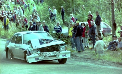 Henri Toivonen - Fred Gallagher
32º Rally de los 1000 Lagos 1982. Opel Ascona 400 (GG-CK 217).
En el primer tramo de la tercera etapa, (SS20 Harju de 2.00 km), sufrio una salida de pista en la que dañó tanto el coche como el motor y acabó abandonando por junta de culata quemada.

Del 27 al 29 de Agosto, Jyväskylä, (Jyväskylän Suurajot), Finlandia.
Superficie: asfalto.

El Rally tenia un total de 1432.00 km de los que 479.82 km divididos en 47 tramos eran especiales, (una de ellas fue cancelada SS39).

Tomaron la salida 154 equipos, finalizaron 68.@
Palabras clave: Henri_Toivonen;Opel;Ascona;Finlandia;1982;crash