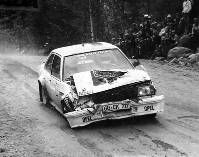 Henri Toivonen - Fred Gallagher
32º Rally de los 1000 Lagos 1982. Opel Ascona 400 (GG-CK 217).
En el primer tramo de la tercera etapa, (SS20 Harju de 2.00 km), sufrio una salida de pista en la que dañó tanto el coche como el motor y acabó abandonando por junta de culata quemada.

Del 27 al 29 de Agosto, Jyväskylä, (Jyväskylän Suurajot), Finlandia.
Superficie: asfalto.

El Rally tenia un total de 1432.00 km de los que 479.82 km divididos en 47 tramos eran especiales, (una de ellas fue cancelada SS39).

Tomaron la salida 154 equipos, finalizaron 68.@
Palabras clave: Henri_Toivonen;Opel;Ascona;Finlandia;1982;crash