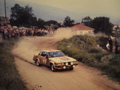 Timo Salonen - Seppo Harjanne
29º Rally Acrópolis 1982. Nissan Violet GTS. Abandonó por el diferencial en SS32 Prodromos de 11.80 Km.

Del 31 de Mayo al 3 de Junio, Atenas, Grecia.
Superficie: tierra.

El Rally tení­a un total de 2603.00 km de los que 1004.58 km divididos en 57 tramos eran especiales (dos de ellos fueron cancelados SS10 Moschokaria 1 de 10.00 km y SS38 Killini de 27 Km).

Tomaron la salida 136 equipos, finalizaron 32.@
Palabras clave: Timo_Salonen;Nissan;Violet;Acropolis;Grecia;1982
