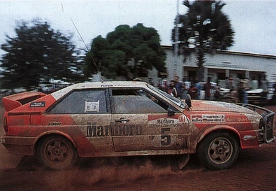 Hannu Mikkola - Roland Gumpert
14º Rallye Côte d'Ivoire 1982. Audi Quattro.

Llegaron fuera de tiempo en una etapa conscientes de lo que hací­an.
La idea era que Roland Gumpert, (ingeniero y director deportivo de Audi Sport en aquellos años), como copiloto, hacer de asistencia rápida a Michèle Mouton, que estaba en plena lucha con Walter Röhrl para el Campeonato del Mundo.

Michele acabó abandonando por accidente antes de llegar CH46.

Michele poco antes de empezar la prueba tuvo una triste noticia a través de una llamada de su madre informandole que su padre había fallecido.

Michele en primer momento no quiso ni tomar la salida de la prueba y volar inmediatamente para estar junto a su madre, pero su madre le dijo que no lo hiciera, que su padre hubiera querido que tomara la salida y compitiera.

Michele le hizo caso a su madre... pero... ni su cabeza ni su ánimo eran los mas adecuados para estar centrada al 100% en la carrera.

Del 27 de Octubre al 1 de Noviembre, Abidjan, Costa d'Ivori, África.
Superficie: tierra.

El Rally tenia un total de 4.995 con 54 controles horarios.

Tomaron la salida 56 equipos, finalizaron 6.
@
Palabras clave: Michele_Mouton;Roland_Gumpert;Costa_Marfil;Audi;Quattro;Audi;Quattro;1982