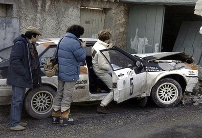 Michèle Mouton - Fabrizia Pons
50º Rallye Automobile de Monte-Carlo 1982. Audi Quattro (IN-ND 21). Abandonó por accidente en SS11 Pont des Miolans - St Auban 1 de 24,28 Km.

La Gendarmerie impidió pasar a los ouvreurs de Michele desde éste pueblo hasta el final de tramo (unos 6km), desviándolos a una ruta de acceso, por ser hora de cierre.
Con ello Michele llegó a esa placa de hielo negro completamente ciega.
Golpe duro y seco saldado con contusiones.

Del 16 al 22 de Enero, Monte Carlo.
Superficie: asfalto - nieve.

El Rally tenia un total de 4082.71 km de los que 747.81 km divididos en 32 tramos eran especiales, (2 de ellas fueron canceladas SS7 Trigance - Chateauvieux 1 de 28,53 Km y SS15 St Jean en Royans - La Chapelle en Vercors de 38,67 Km).

Se inscribieron 306 equipos, tomaron la salida 299, finalizaron 140.

[url=https://goo.gl/maps/dgqZ2p3L1g3f8HtZ7] Localización del lugar en Google Maps:[/url]
@
Palabras clave: Michele_Mouton;Audi;Quattro;Montecarlo;Crash;1982