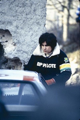 Michèle Mouton - Fabrizia Pons
50º Rallye Automobile de Monte-Carlo 1982. Audi Quattro (IN-ND 21). Abandonó por accidente en SS11 Pont des Miolans - St Auban 1 de 24,28 Km.

La Gendarmerie impidió pasar a los ouvreurs de Michele desde éste pueblo hasta el final de tramo (unos 6km), desviándolos a una ruta de acceso, por ser hora de cierre.
Con ello Michele llegó a esa placa de hielo negro completamente ciega.
Golpe duro y seco saldado con contusiones.

En la foto el momento del abandono.

Del 16 al 22 de Enero, Monte Carlo.
Superficie: asfalto - nieve.

El Rally tenia un total de 4082.71 km de los que 747.81 km divididos en 32 tramos eran especiales, (2 de ellas fueron canceladas SS7 Trigance - Chateauvieux 1 de 28,53 Km y SS15 St Jean en Royans - La Chapelle en Vercors de 38,67 Km).

Se inscribieron 306 equipos, tomaron la salida 299, finalizaron 140.

[url=https://goo.gl/maps/dgqZ2p3L1g3f8HtZ7] Localización del lugar en Google Maps:[/url]
@
Palabras clave: Michele_Mouton;Audi;Quattro;Montecarlo;Crash;1982;Personajes