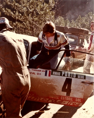 16º Rallye de Portugal Vinho do Porto 1982
Henri Toivonen subiéndose al Porsche 911 SC con el que competía Jean-Luc Thérier - Michel Vial, mientras todo observándole, Thérier se ríe.

#4 Porsche 911 SC (1717 SC 34) Jean-Luc Thérier - Michel Vial, abandonó por la suspensión del coche en SS32 Viseu 3 de 25.96 Km.

#6 Opel Ascona 400 (GG-CJ 649) Henri Toivonen - Fred Gallagher, abandonó por el embrague en SS35 Lousa 1 de 10.63 Km.

Del 3 al 6 de Marzo, Estoril, Cascais, Lisboa, Portugal.
Superficie: asfalto - tierra.
El Rally tenia un total 2312 km de los que 637.07 km divididos 40 tramos eran especiales.
Se inscribieron 107 equipos, tomaron 91, finalizaron 23.@
Palabras clave: ;Henri_Toivonen;Porsche;Portugal;1982;Personajes;Detalles