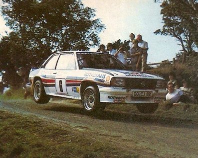 Henri Toivonen - Fred Gallagher
20º Rothmans Manx International Rally 1982. Opel Ascona 400 (GG-CJ 991). Abandonó por salida de pista y serle imposible sacar el coche de la cuneta en SS34.

Del 16 al 18 de Septiembre, Douglas, Isla de Man, Reino Unido de Gran Bretaña.
Superficie: asfalto.

El Rally tenia un total de 46 tramos cronometrados, desconocemos de cuantos kilómetros constaba la prueba.

Tomaron la salida 103 equipos, finalizaron 44.@
Palabras clave: Henri_Toivonen;Opel;Ascona;Manx;1982;saltos