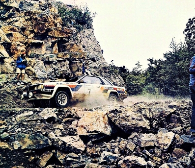 Anthony "Tony" Pond - Terry Harryman
29º Rally Acròpolis 1982. Nissan Violet GTS (ELPA 23). Abandonó por accidente en SS8 Lidoriki de 7.30 Km.

Del 31 de Mayo al 3 de Junio, Atenas, Grecia.
Superficie: tierra.

El Rally tení­a un total de 2603.00 km de los que 1004.58 km divididos en 57 tramos eran especiales (dos de ellos fueron cancelados SS10 Moschokaria 1 de 10.00 km y SS38 Killini de 27 Km).

Tomaron la salida 136 equipos, finalizaron 32.@
Palabras clave: Tony_Pond;Nissan;Violet;Acropolis;Grecia;1982