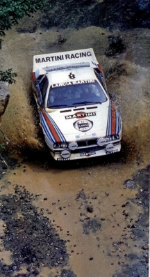 Adartico Vudafieri - Maurizio Perissinot
29º Acrópolis Rally 1982. Lancia Rally 037 (A6 33104). Abandonó por el compresor en SS5 New Distomon 1 de 10.43 Km.

Del 31 de Mayo al 3 de Junio, Atenas, Grecia.
Superficie: tierra.

El Rally tení­a un total de 2603.00 km de los que 1004.58 km divididos en 57 tramos eran especiales (dos de ellos fueron cancelados SS10 Moschokaria 1 de 10.00 km y SS38 Killini de 27 Km).

Tomaron la salida 136 equipos, finalizaron 32.@
Palabras clave: ;Lancia;Rally;Grupo_B;Grecia;1982;Acropolis