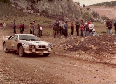 Adartico Vudafieri - Maurizio Perissinot
29º Acrópolis Rally 1982. Lancia Rally 037 (A6 33104). Abandonó por el compresor en SS5 New Distomon 1 de 10.43 Km.

Del 31 de Mayo al 3 de Junio, Atenas, Grecia.
Superficie: tierra.

El Rally tení­a un total de 2603.00 km de los que 1004.58 km divididos en 57 tramos eran especiales (dos de ellos fueron cancelados SS10 Moschokaria 1 de 10.00 km y SS38 Killini de 27 Km).

Tomaron la salida 136 equipos, finalizaron 32.@
Palabras clave: ;Lancia;Rally;Grupo_B;Grecia;1982;Acropolis
