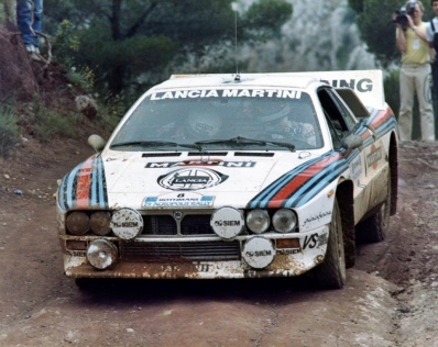Adartico Vudafieri - Maurizio Perissinot
29º Acrópolis Rally 1982. Lancia Rally 037 (A6 33104). Abandonó por el compresor en SS5 New Distomon 1 de 10.43 Km.

Del 31 de Mayo al 3 de Junio, Atenas, Grecia.
Superficie: tierra.

El Rally tení­a un total de 2603.00 km de los que 1004.58 km divididos en 57 tramos eran especiales (dos de ellos fueron cancelados SS10 Moschokaria 1 de 10.00 km y SS38 Killini de 27 Km).

Tomaron la salida 136 equipos, finalizaron 32.@
Palabras clave: ;Lancia;Rally;Grupo_B;Grecia;1982;Acropolis