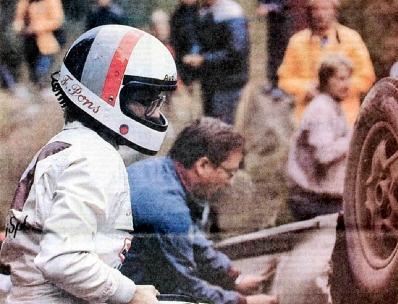 Fabrizia Pons
Copiloto de Michèle Mouton

32º Rally of the 1000 Lakes 1982. Audi Quattro (IN-NK 84). Abandonó por accidente en SS16 Korpijarvi de 3.74 km

Del 27 al 29 de Agosto, Jyväskylä, Finlandia.
Superficie: tierra.

El Rally tenia un total de 1432.00 km de los que 479.82 km divididos en 47 tramos eran especiales, (una de ellas fue cancelada SS39 Kalasaari de8.85 km).

Tomaron la salida 154 equipos, finalizaron 68.@

Palabras clave: Michele_Mouton;Finlandia;1982;Mujeres;Womens;Crash;Audi;Quattro;Personajes