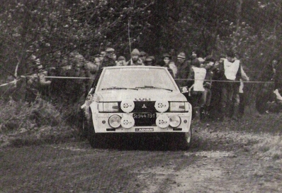 Pentti Airikkala - Juha Piironen
31º Lombard RAC Rally 1982. Mitsubishi Lancer 2000 Turbo (St944.191). Abandonó por accidente en SS9 Mailscot de 13.04 km.
Team Ralliart

Del 21 al 25 de Noviembre, York, Inglaterra.
Superficie: asfalto - tierra.

El Rally tenia un total de 2970.00 km de los que 711.73 km divididos en 69 tramos eran especiales, (una de ellas fue cancelada SS46 Yair de 8.53 Km).

Se inscribieron 161 equipos, tomaron la salida 146, finalizaron 63.@
Palabras clave: Mitsubishi;Lancer;Turbo;RAC_Rally;Gran_Bretaña;1982