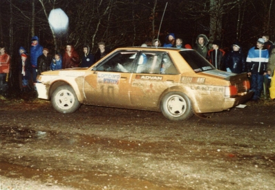 Pentti Airikkala - Juha Piironen
31º Lombard RAC Rally 1982. Mitsubishi Lancer 2000 Turbo (St944.191). Abandonó por accidente en SS9 Mailscot de 13.04 km.

Del 21 al 25 de Noviembre, York, Inglaterra.
Superficie: asfalto - tierra.

El Rally tenia un total de 2970.00 km de los que 711.73 km divididos en 69 tramos eran especiales, (una de ellas fue cancelada SS46 Yair de 8.53 Km).

Se inscribieron 161 equipos, tomaron la salida 146, finalizaron 63.@
Palabras clave: Mitsubishi;Lancer;Turbo;RAC_Rally;Gran_Bretaña;1982