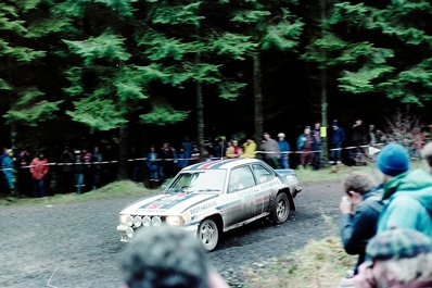 Jimmy McRae - Ian Grindrod
31º Lombard RAC Rally 1982. Opel Ascona 400 (GG-CK 188). Abandonó por el eje trasero en SS40 Lambton de 2.90 Km.

Del 21 al 25 de Noviembre, York, Inglaterra.
Superficie: asfalto - tierra.

El Rally tenia un total de 2970.00 km de los que 711.73 km divididos en 69 tramos eran especiales, (una de ellas fue cancelada SS46 Yair de 8.53 Km).

Se inscribieron 161 equipos, tomaron la salida 146, finalizaron 63.@
Palabras clave: Jimmy_McRae;Opel;Ascona;Gran_Bretaña;1982;RAC_Rally;Inglaterra