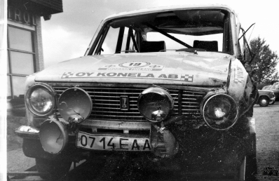 Heiki Ohu - Toomas Diener
32º Rally of the 1000 Lakes 1982. Lada VAZ 21011 (0714 EAA). Abandonó por accidente en SS17 Myhinpaa de 25.21 km

Del 27 al 29 de Agosto, Jyväskylä, Finlandia.
Superficie: tierra.

El Rally tenia un total de 1432.00 km de los que 479.82 km divididos en 47 tramos eran especiales, (una de ellas fue cancelada SS39 Kalasaari de8.85 km).

Tomaron la salida 154 equipos, finalizaron 68.@
Palabras clave: Lada;Finlandia;1982;Crash
