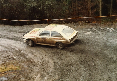 Terry Kaby - Mike Nicholson
31º Lombard RAC Rally 1982. Vauxhall Chevette 2300 HSR (FER 688W). Abandonó por motor en SS56 Grisedale 1 de 29.93 km.

Del 21 al 25 de Noviembre, York, Inglaterra.
Superficie: asfalto - tierra.

El Rally tenia un total de 2970.00 km de los que 711.73 km divididos en 69 tramos eran especiales, (una de ellas fue cancelada SS46 Yair de 8.53 Km).

Se inscribieron 161 equipos, tomaron la salida 146, finalizaron 63.@
Palabras clave: Terry_Kaby;Vauxhall;Chevette;Gran_Bretaña;RAC_Rally;1982