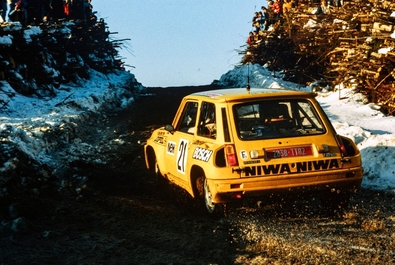 Per-Inge Walfridsson - Bruno Berglund
32º International Swedish Rally 1982. Renault 5 Turbo. Abandonó por motor en SS20 Segmon - Borgvik de 14.71 km.

Del 12 al 14 de Febrero, Karlstad, Suecia.
Superficie: nieve - hielo.

El Rally tenia un total de 1390.00 km de los que 366.51 km divididos en 25 tramos eran especiales (2 de ellas fueron canceladas SS11 Rada de 6 Km y SS14 Klaralven de 8 Km).

Tomaron la salida 116 equipos, finalizaron 68.@
Palabras clave: Renault;Turbo;Suecia;1982;Nieve