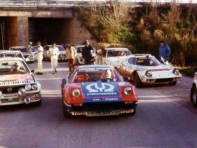 66º Rally Targa Florio 1982 (Sicilia)
En primera là­nea de imagen Ferrari 308 GTB de Jean-Claude Andruet -Michèle Espinos-Petit (Biche),clasificado 2º. 
En la parte derecha de la imagen el Lancia Stratos de Fabrizio tabaton - Luciano Tedeschini,retirado por salida de carretera y posterior incendio.
El Opel Ascona 400 del lado izquierdo y el del final de la imagen pueden ser de Miki Biasion - Tiziano Siviero, clasificado 3º,o bien Tony - Rudy,clasificado 7º.El Talbot Lotus Sunbeam del coche de detrà¡s del Stratos es de Ormezzano -Berro,6º@
Palabras clave: Targa_Florio;Sicilia;Jean-Claude_Andruet;Michèle_Espinosi-Petit;Miki_Biassion;Tiziano_Siviero;Fabrizio_Tabaton;Luciano_Tedeschini;Ferrari;GTB;Lancia;Stratos;Opel;Ascona;Grupo_B