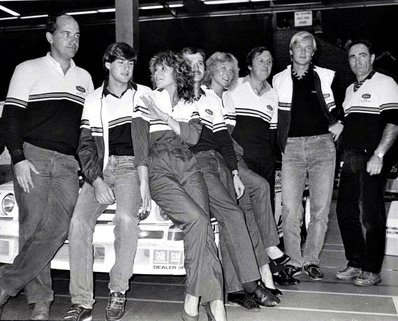 21º Rothmans Manx International Rally 1983
Equipo Rothmans Opel Rally Team
Coche: Opel Manta 400

En la izquierda de la foto:

Fred Gallagher - Henri Toivonen, clasificados 1º.
Entre las dos mujeres, (no se quien son). 
Ian Grindrod, copiloto de  Jimmy McRae, es el que esta junto a Ari Vatanen. Abandonaron por el eje de transmisiòn.
Los dos últimos de la derecha de la foto son, Ari Vatanen y Terry Harryman, clasificados 2º.

Del 14 al 17 de Septiembre, Douglas, Isla de Man.
Superficie: asfalto.

El Rally constaba de 49 tramos cronometrados (5 de ellos fueron cancelados, SS22 Eairy, SS24 St. Aarvey, SS25 Cronk, SS26 Lhen y SS27 Druidale).
Desconocemos los kilómetros tanto cronometrados como totales de la prueba.

Tomaron la salida 120 equipos, finalizaron 48.@
Palabras clave: Manx;Grupo_B;1983;Ari_Vatanen;Jimmy_McRae;Henri_Toivonen;1983;Personajes