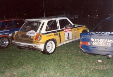 Parque Cerrado en el 42º Tour de France Automobile 1983
(#4) Renault 5 Turbo, (Equipo Renault Elf), de Jean Ragnotti - Pierre Thimonier, abandonò.
(#6) Al lado otro Renault 5 Turbo, (Equipo Philips Auto Radio), de Bruno Saby - Françoise Sappey, abandonò.
Tomaron la salida 83 participantes, finalizaron 37.@
Palabras clave: ;Renault;Turbo;Grupo_B;1983;Parque_Cerrado
