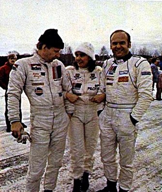 33º International Swedish Rally 1983
Hannu Mikkola, Michèle Mouton y Stig Blomqvist
Formaban el Equipo de Audi Sport

Mikkola y Mouton con los Audi Quattro A1, clasificados 1º y 4ª respectivamente.
Blomqvist con Audi 80 quattro (IN-NJ 41) clasificado 2º.

Del 11 al 13 de Febrero, Karlstad, Suecia.
Superficie: nieve - hielo.

El Rally tenia un total de 1505.00 km de los que 476.10 km divididos en 25 tramos eran especiales (uno de ellas fue cancelada SS12 Radasjon de 6 Km).

Se inscribieron 137 equipos, tomaron la salida 137, finalizaron 67.
@@
Palabras clave: Michele_Mouton;Stig_Blomqvist;Hannu;Mikkola;Personajes;1983;Suecia;Audi