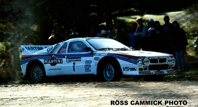 Walter Röhrl - Christian Geistdörfer
13º Sanyo Rally of New Zealand 1983. Lancia Rally 037 (TO X98907). Clasificado 1º.

Éste Rally disputado en su totalidad sobre superficie de grava habi­an 2 especiales con mas de 50 Km, SS11 y SS28, dos de mas de 60 Km, SS13 y SS14, otra de mas de 70 Km, SS30, y una mas, SS19 de 95.09 Km.

Del 25 al 28 de Junio, Auckland, Nueva Zelanda.
Superficie: tierra.

El Rally tenia un total de 2.622 km de los que 1071.09 km divididos en 33 tramos eran especiales.

Tomaron la salida 59 equipos, finalizaron 33.
@
Palabras clave: Walter_Röhrl;Lancia;Rally;Nueva_Zelanda;1983;Grupo_B