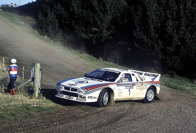 Walter Röhrl - Christian Geistdörfer
13º Sanyo Rally of New Zealand 1983. Lancia Rally 037 (TO X98907). Clasificado 1º.

Éste Rally disputado en su totalidad sobre superficie de grava habi­an 2 especiales con mas de 50 Km, SS11 y SS28, dos de mas de 60 Km, SS13 y SS14, otra de mas de 70 Km, SS30, y una mas, SS19 de 95.09 Km.

Del 25 al 28 de Junio, Auckland, Nueva Zelanda.
Superficie: tierra.

El Rally tenia un total de 2.622 km de los que 1071.09 km divididos en 33 tramos eran especiales.

Tomaron la salida 59 equipos, finalizaron 33.
@
Palabras clave: Walter_Röhrl;Lancia;Rally;Nueva_Zelanda;1983;Grupo_B